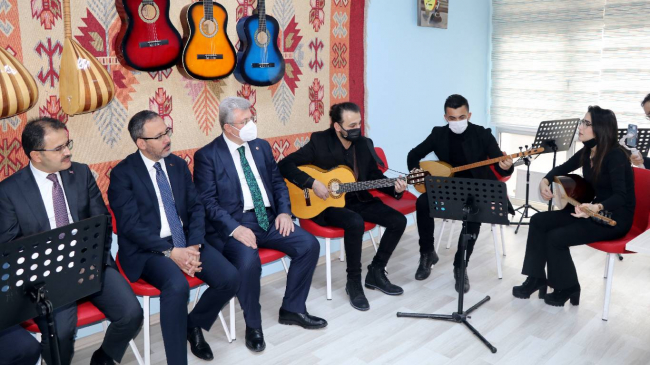 Bakan Kasapoğlu, gençlerle bir araya geldi